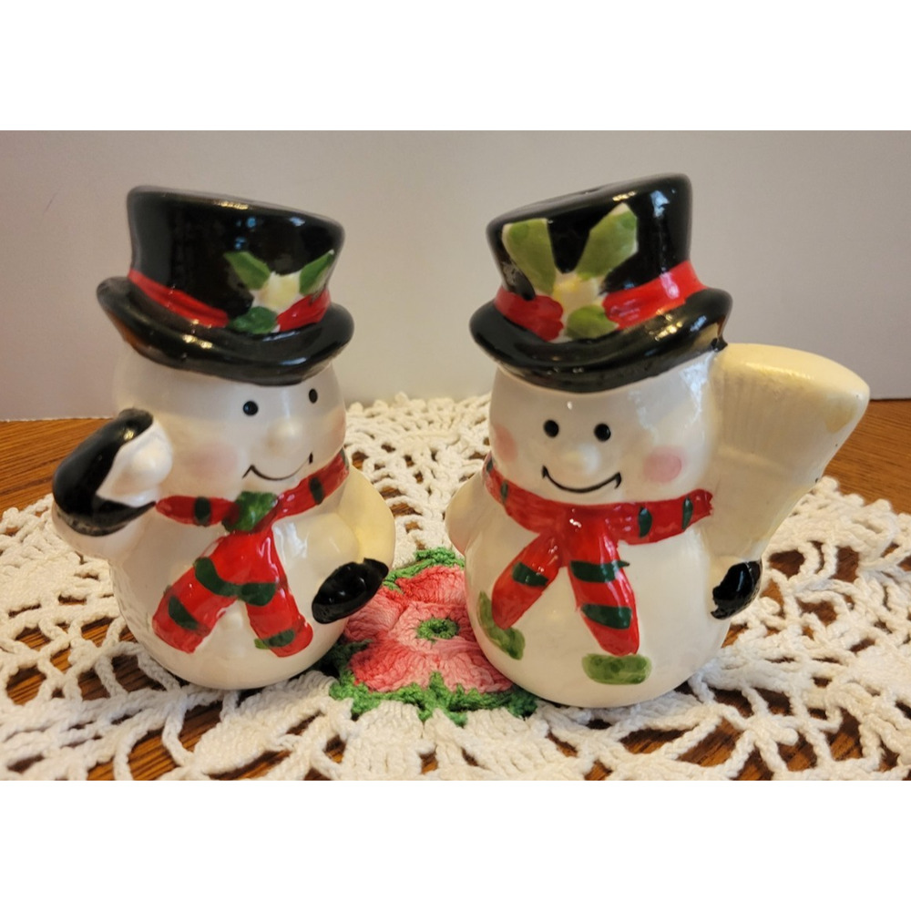 Vintage Salt and‎ Pepper Shakers White Snowman Ceramic Christmas Decor Ornaments